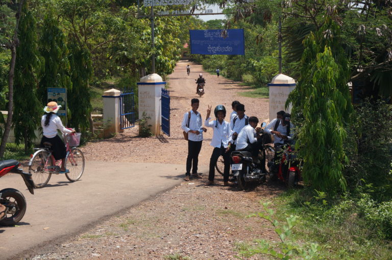 トムは自転車で学校ひ行きますか